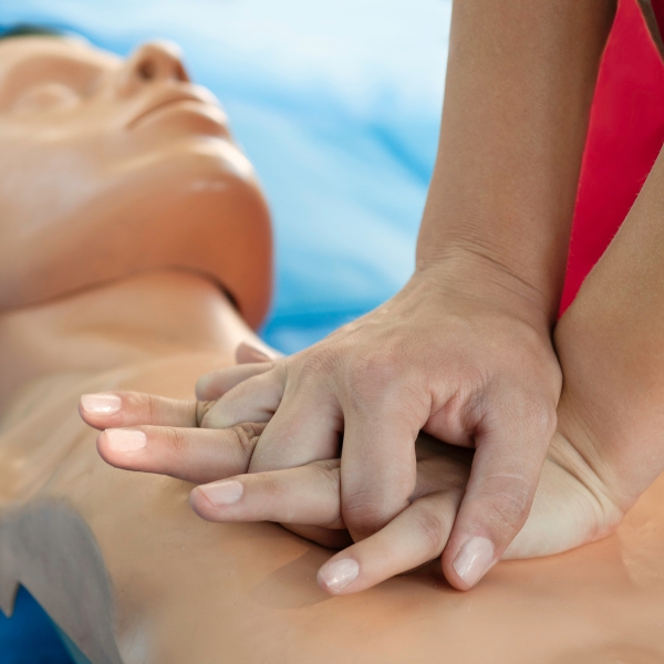 Esercitazione pratica durante un corso di primo soccorso