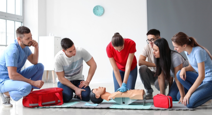 Operatore sanitario durante una dimostrazione di primo soccorso